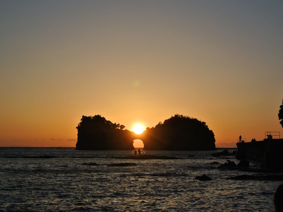 円月島に沈む夕陽