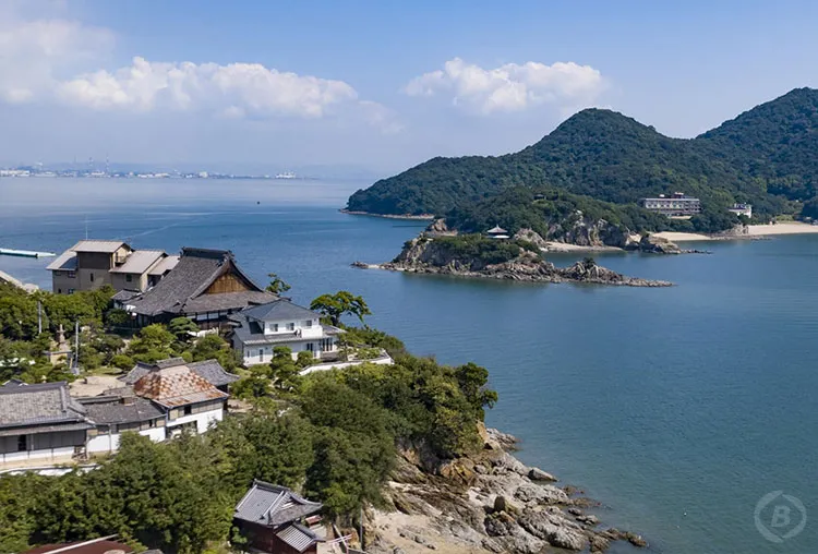 高台にある福泉寺と弁天島