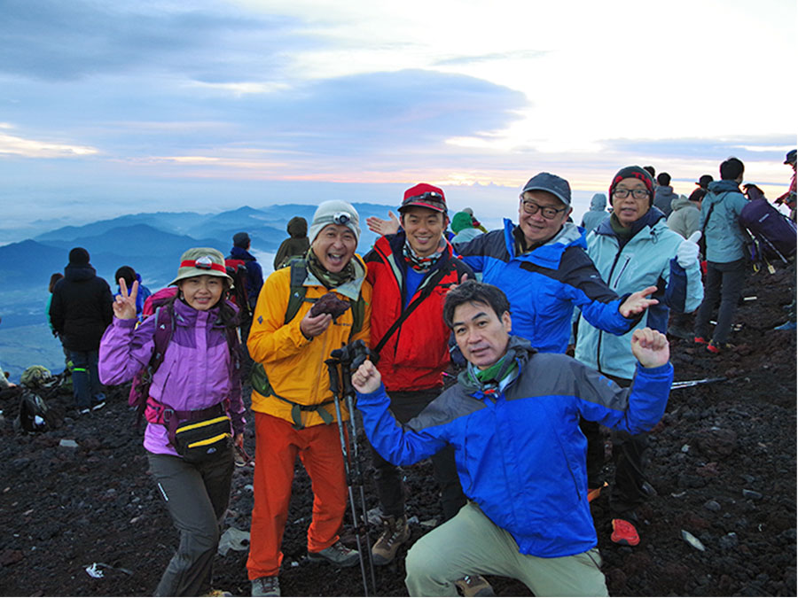 富士山山頂にて集合写真