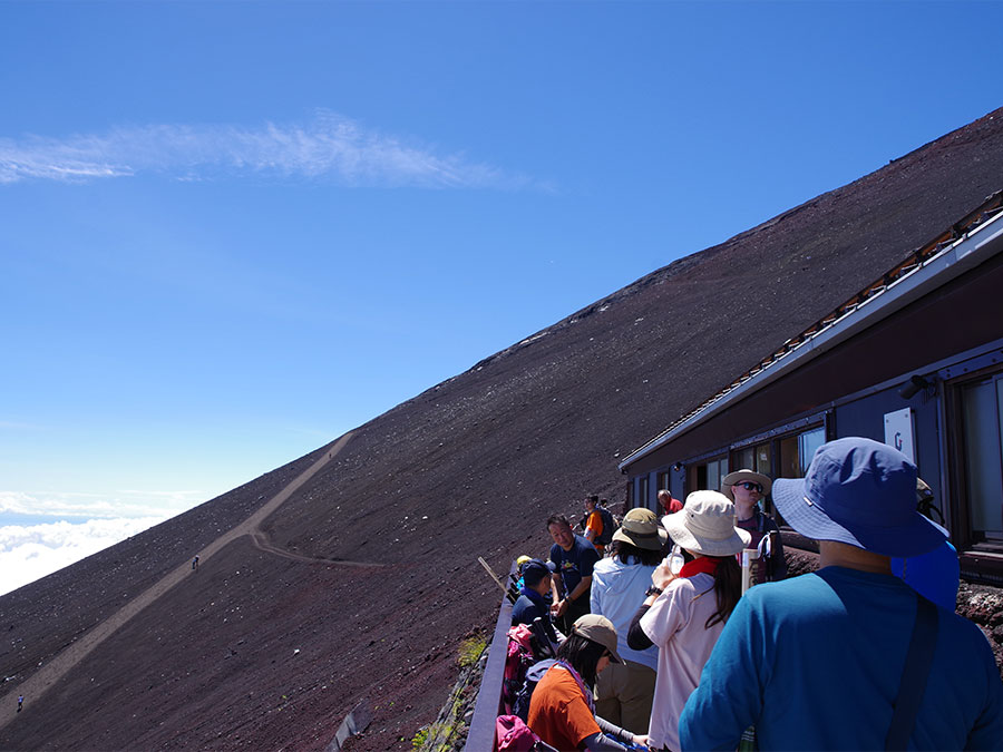 御来光館から見る富士山の山肌