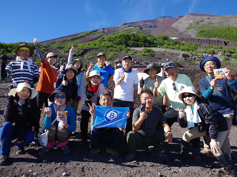 吉田ルート六合目での集合写真