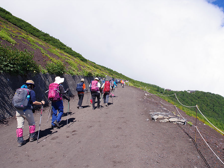 吉田ルート六合目から富士スバルライン五合目の登山道