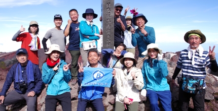 吉田ルート頂上での集合写真