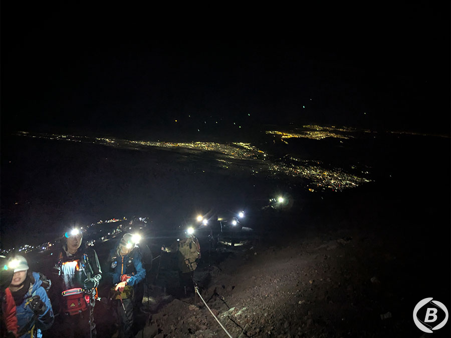 夜間登山の様子