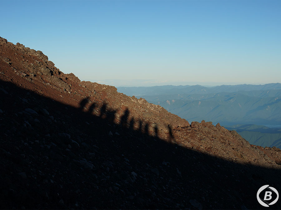 富士山山頂付近での人影