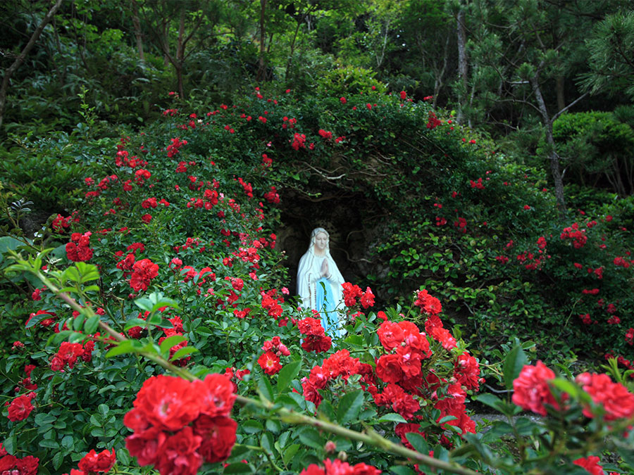 花に囲まれる聖母マリア像