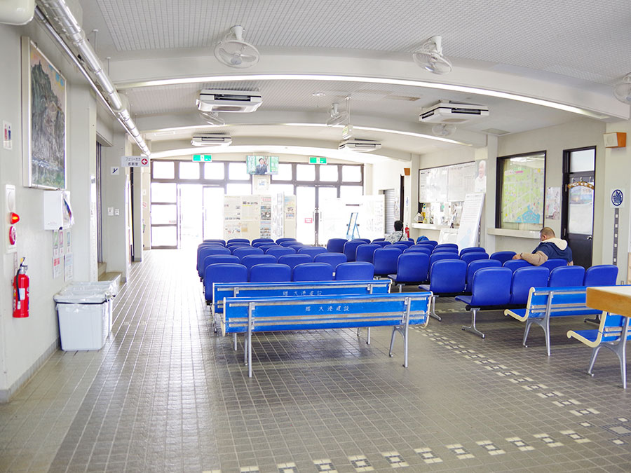宇久平港ターミナルの待合所