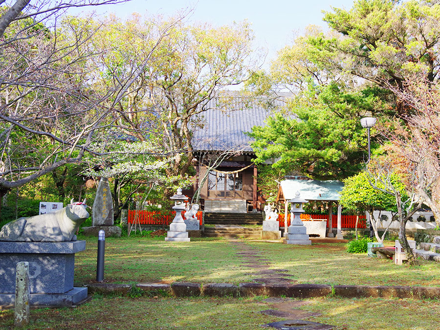 宇久島神社の境内