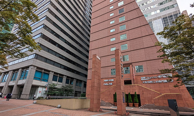 大阪モード学園前広場