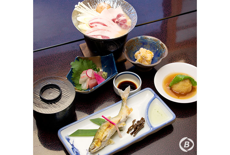 四季の会席と日本酒の2種飲み比べ