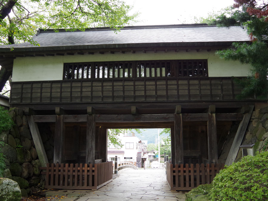 高島城・復元された冠木門