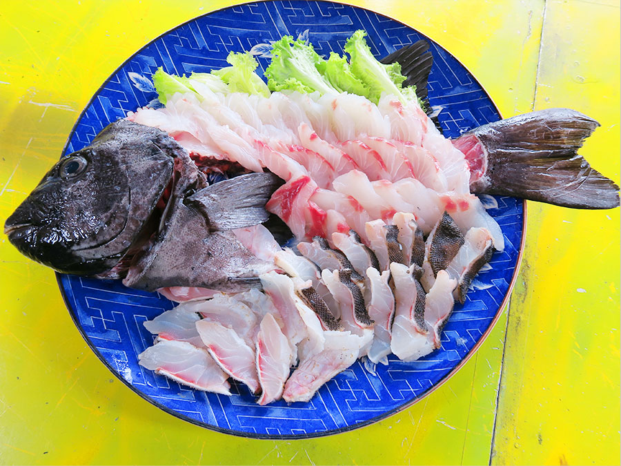 魚1匹まるごとの刺身