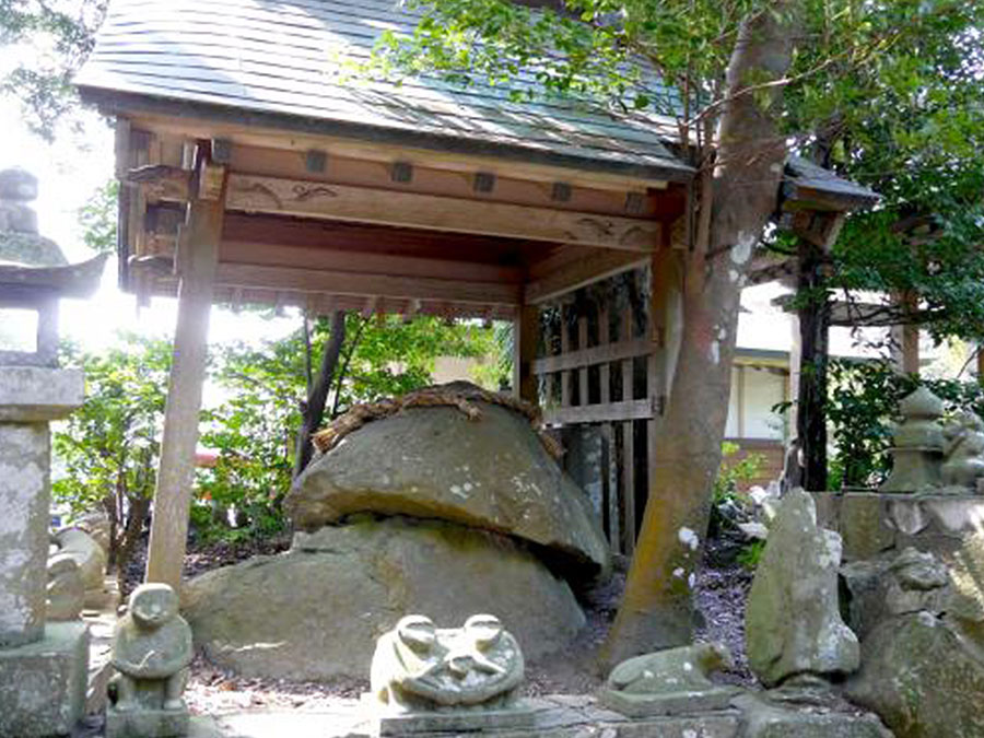 男嶽神社の御神体の岩