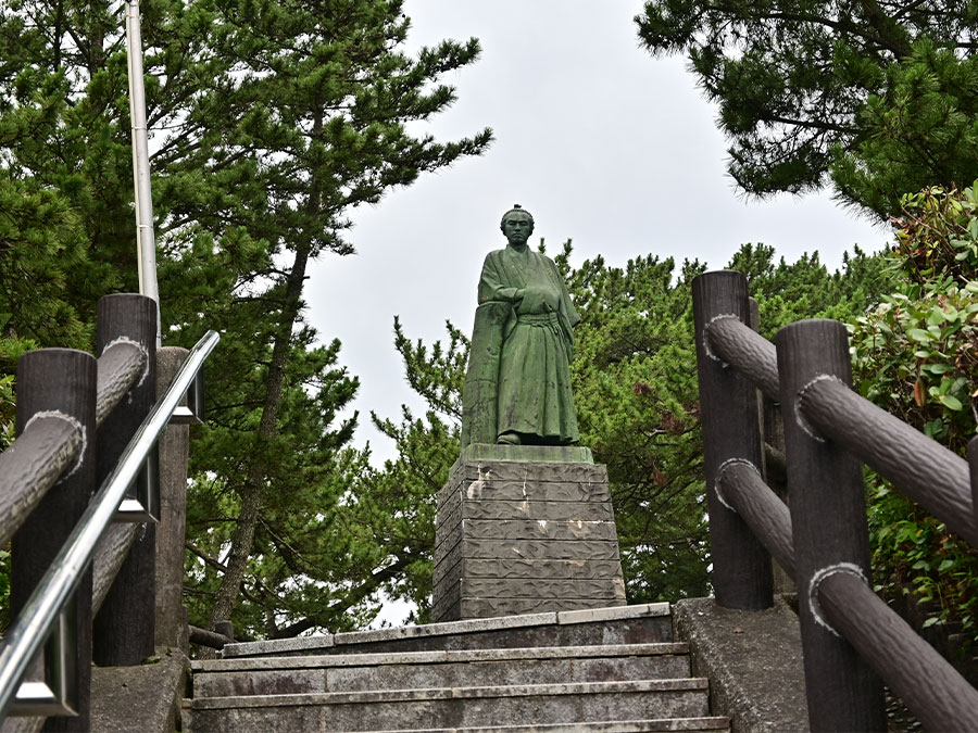 桂浜公園の坂本龍馬銅像1
