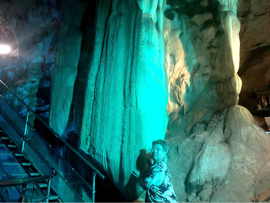 龍河洞の天降石と絞り幕