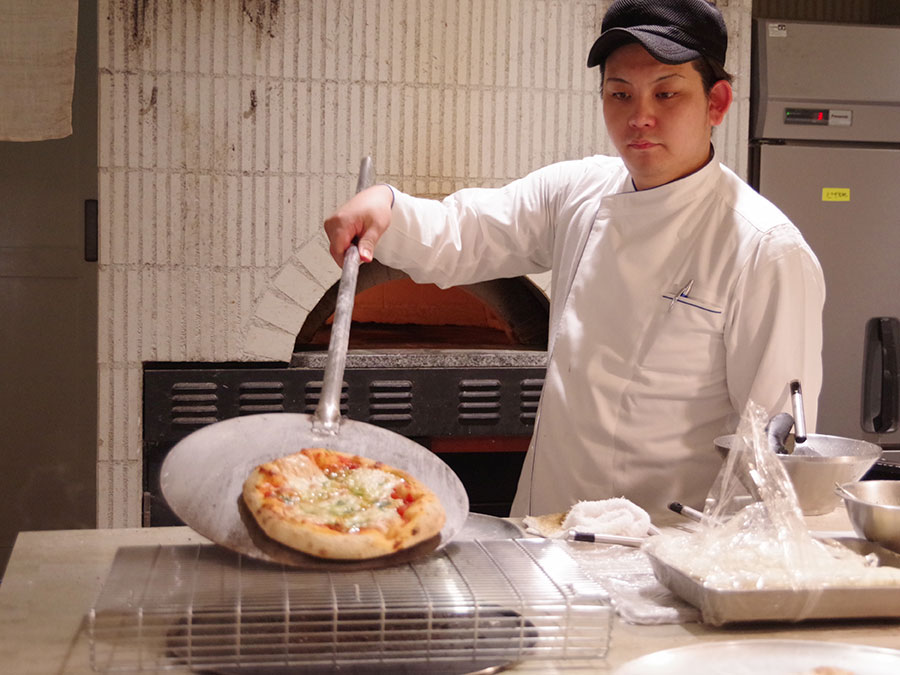 石窯から出されるピザ