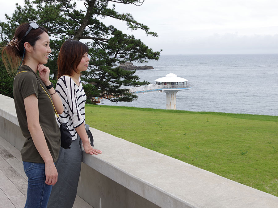 mikan terraceから海を眺める2人の女性