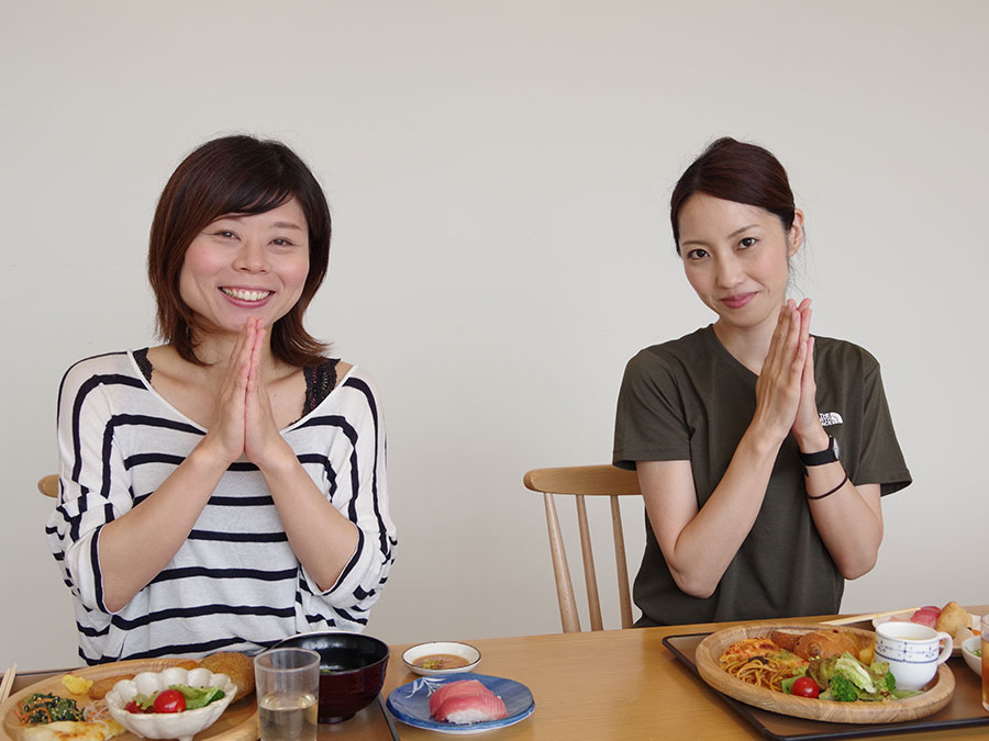 ビュッフェランチを食べようとしている2人の女性