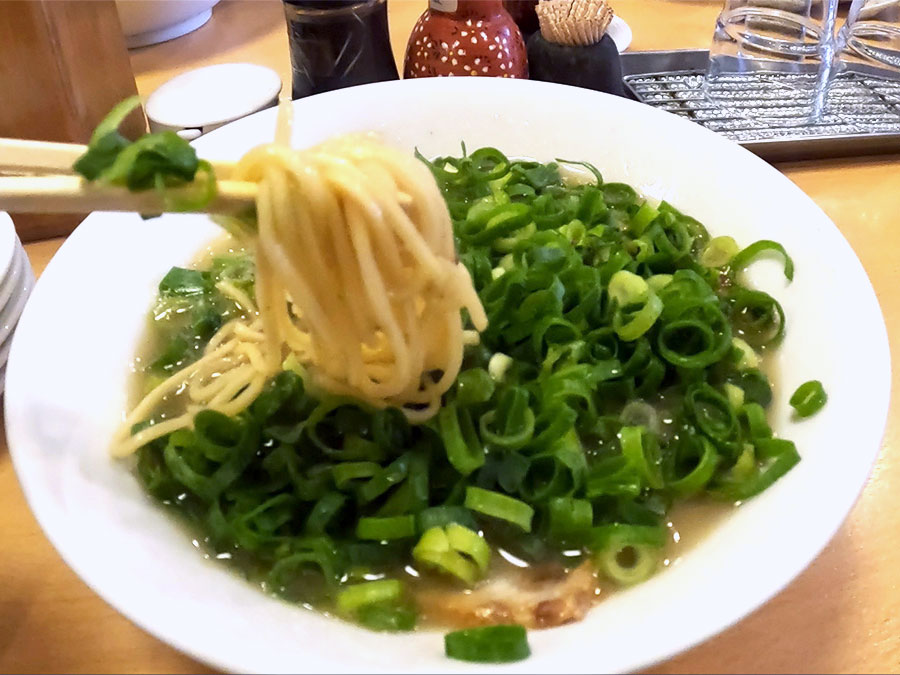 箸でラーメンを食べる