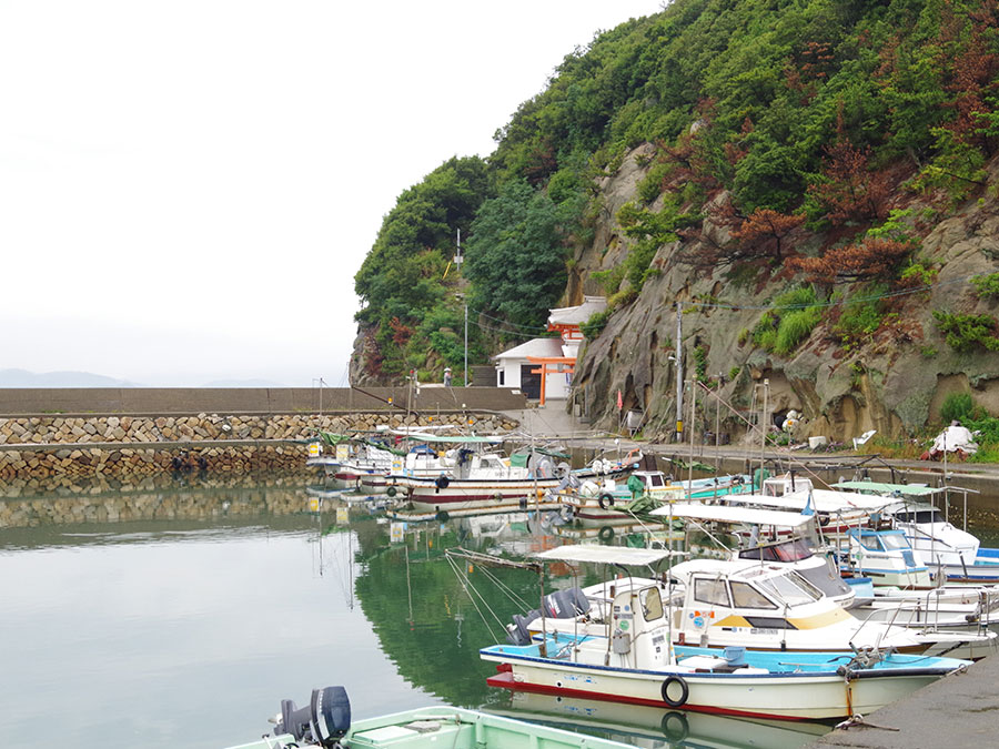 江洞窟周辺の漁港