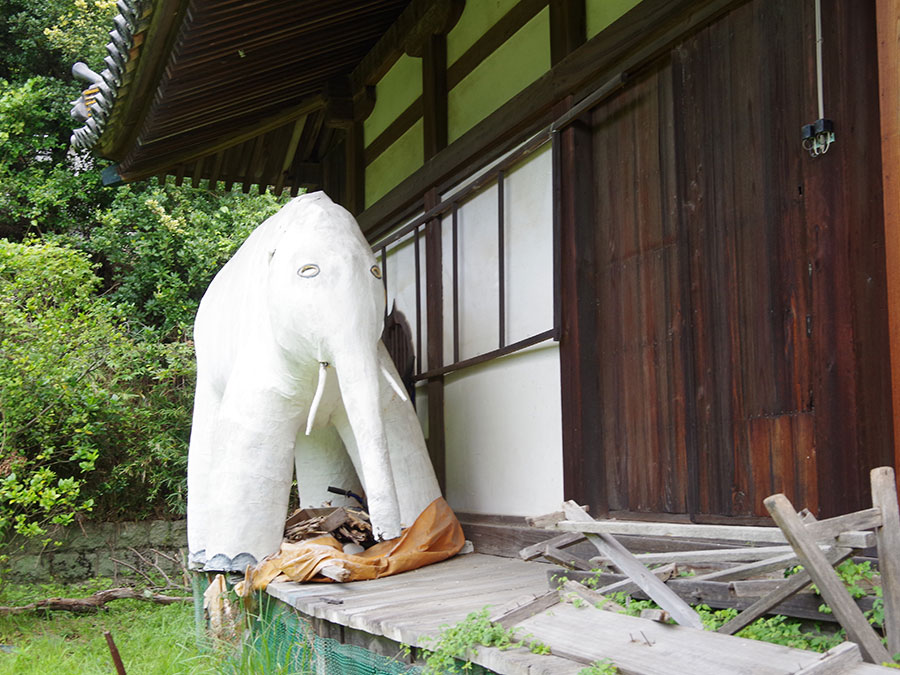 作り物の大きな白い象