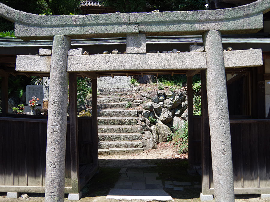 地蔵寺堂と浄土寺の間の鳥居